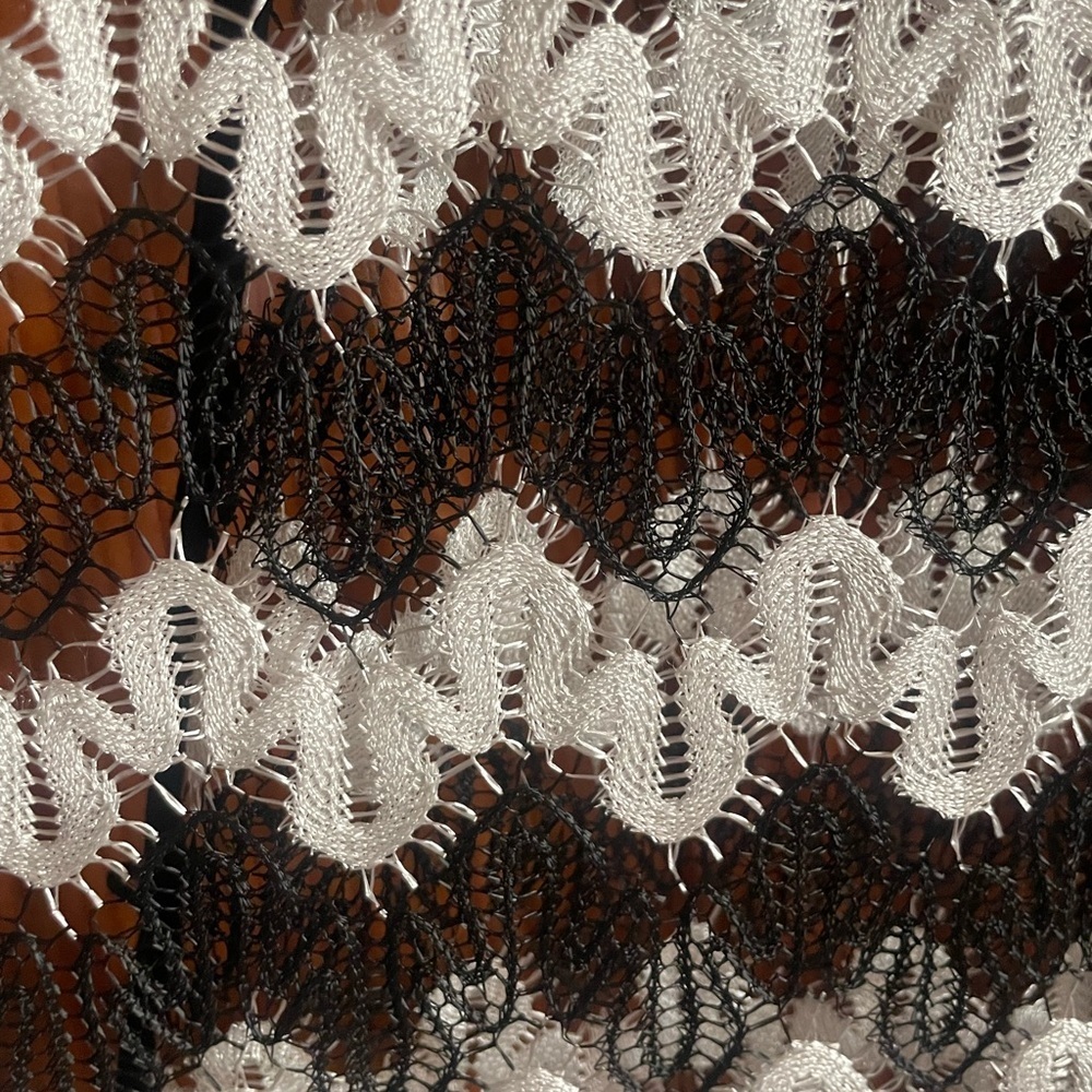 Black/white zig zag lace beach cover up - Picture 6 of 7